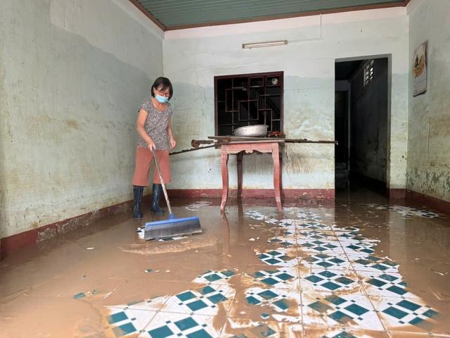 Chết lặng vì nhà cửa tan hoang sau ngập lụt kinh hoàng ở phố biển Quy Nhơn- Ảnh 8. Chết lặng vì nhà cửa tan hoang sau ngập lụt kinh hoàng ở phố biển Quy Nhơn- Ảnh 8.