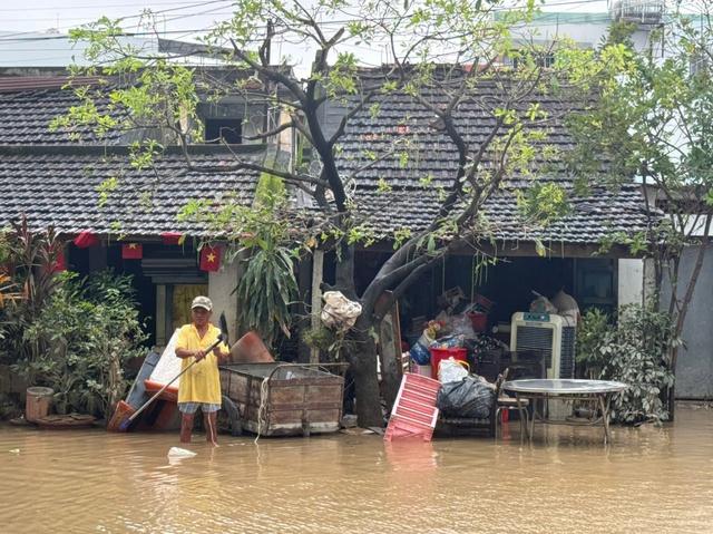 Chết lặng vì nhà cửa tan hoang sau ngập lụt kinh hoàng ở phố biển Quy Nhơn- Ảnh 9. Chết lặng vì nhà cửa tan hoang sau ngập lụt kinh hoàng ở phố biển Quy Nhơn- Ảnh 9.