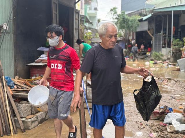 Chết lặng vì nhà cửa tan hoang sau ngập lụt kinh hoàng ở phố biển Quy Nhơn- Ảnh 12. Chết lặng vì nhà cửa tan hoang sau ngập lụt kinh hoàng ở phố biển Quy Nhơn- Ảnh 12.