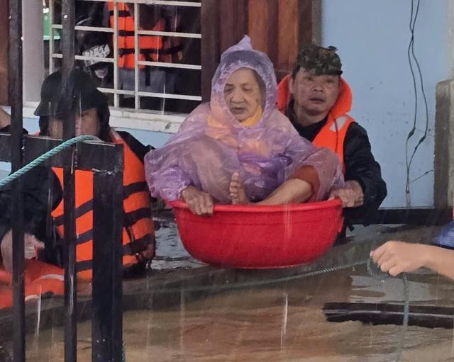 Chết lặng vì nhà cửa tan hoang sau ngập lụt kinh hoàng ở phố biển Quy Nhơn- Ảnh 16. Chết lặng vì nhà cửa tan hoang sau ngập lụt kinh hoàng ở phố biển Quy Nhơn- Ảnh 16.