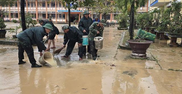 Chết lặng vì nhà cửa tan hoang sau ngập lụt kinh hoàng ở phố biển Quy Nhơn- Ảnh 13. Chết lặng vì nhà cửa tan hoang sau ngập lụt kinh hoàng ở phố biển Quy Nhơn- Ảnh 13.