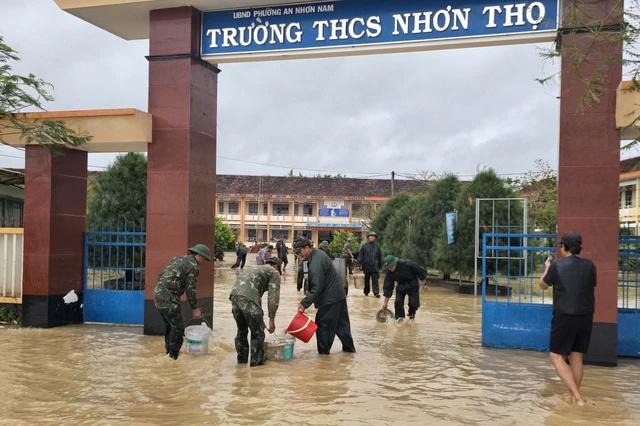 Chết lặng vì nhà cửa tan hoang sau ngập lụt kinh hoàng ở phố biển Quy Nhơn- Ảnh 14. Chết lặng vì nhà cửa tan hoang sau ngập lụt kinh hoàng ở phố biển Quy Nhơn- Ảnh 14.