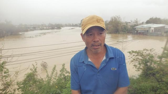Người dân vùng lũ ùa lên QL19 ở Gia Lai trong gió lạnh để xin cứu trợ- Ảnh 2. Người dân vùng lũ ùa lên QL19 ở Gia Lai trong gió lạnh để xin cứu trợ- Ảnh 2.