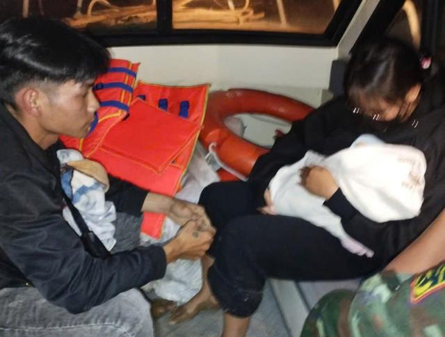 Đưa bé 5 tháng tuổi vượt lũ cấp cứu trong đêm- Ảnh 1. Đưa bé 5 tháng tuổi vượt lũ cấp cứu trong đêm- Ảnh 1.