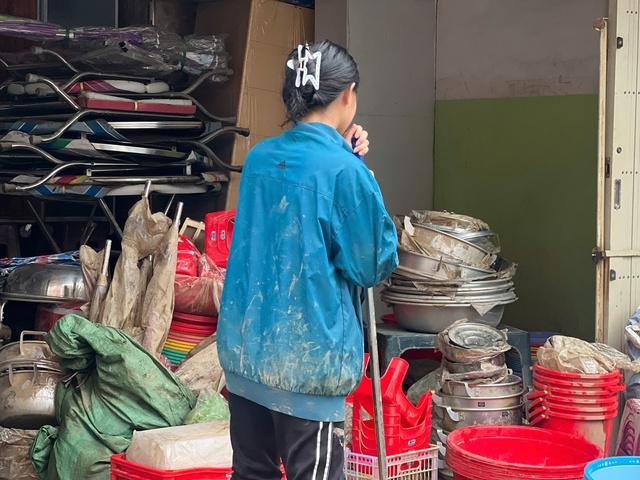 Người dân Tây Hòa (Phú Yên cũ) khóc nghẹn sau lũ dữ: 'Chúng tôi mất hết rồi'- Ảnh 6. Người dân Tây Hòa (Phú Yên cũ) khóc nghẹn sau lũ dữ: 'Chúng tôi mất hết rồi'- Ảnh 6.