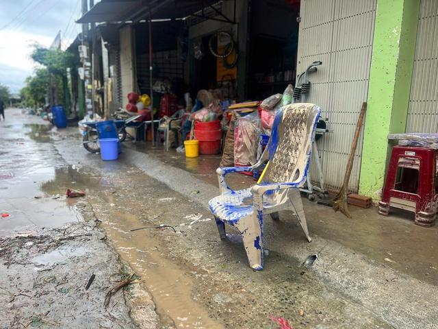 Người dân Tây Hòa (Phú Yên cũ) khóc nghẹn sau lũ dữ: 'Chúng tôi mất hết rồi'- Ảnh 7. Người dân Tây Hòa (Phú Yên cũ) khóc nghẹn sau lũ dữ: 'Chúng tôi mất hết rồi'- Ảnh 7.