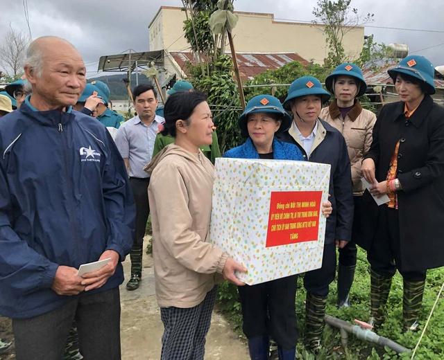 Chủ tịch Ủy ban T.Ư MTTQ Việt Nam Bùi Thị Minh Hoài thăm đồng bào vùng lũ Lâm Đồng- Ảnh 4.