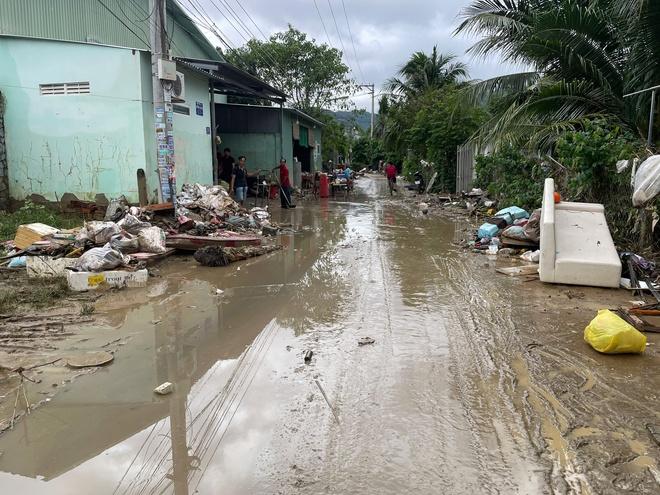 Khánh Hòa: Nhiều nơi ở Tây Nha Trang tan hoang sau ngập lụt chưa từng có- Ảnh 10. Khánh Hòa: Nhiều nơi ở Tây Nha Trang tan hoang sau ngập lụt chưa từng có- Ảnh 10.