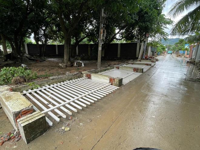 Khánh Hòa: Nhiều nơi ở Tây Nha Trang tan hoang sau ngập lụt chưa từng có- Ảnh 9. Khánh Hòa: Nhiều nơi ở Tây Nha Trang tan hoang sau ngập lụt chưa từng có- Ảnh 9.