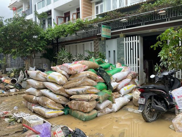 Khánh Hòa: Nhiều nơi ở Tây Nha Trang tan hoang sau ngập lụt chưa từng có- Ảnh 13. Khánh Hòa: Nhiều nơi ở Tây Nha Trang tan hoang sau ngập lụt chưa từng có- Ảnh 13.