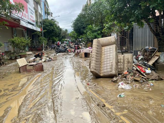 Người dân phố biển Nha Trang cần gì sau ngập lụt lịch sử?- Ảnh 9. Người dân phố biển Nha Trang cần gì sau ngập lụt lịch sử?- Ảnh 9.