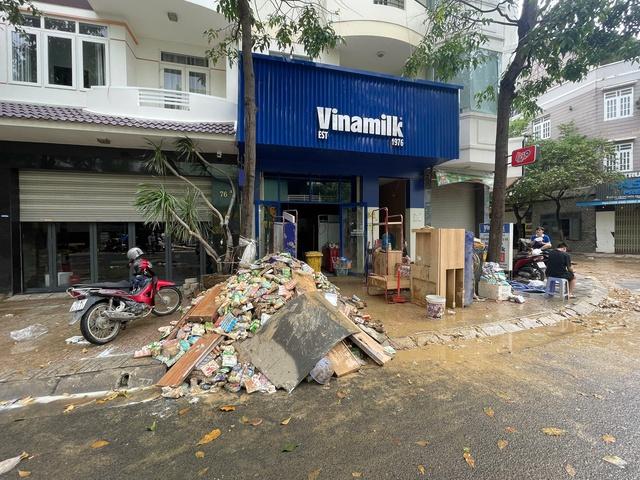 Khánh Hòa: Nhiều nơi ở Tây Nha Trang tan hoang sau ngập lụt chưa từng có- Ảnh 12. Khánh Hòa: Nhiều nơi ở Tây Nha Trang tan hoang sau ngập lụt chưa từng có- Ảnh 12.
