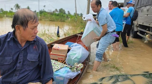 Xuyên đêm vào tâm lũ cứu đồng bào miền Trung- Ảnh 5. Xuyên đêm vào tâm lũ cứu đồng bào miền Trung- Ảnh 5.