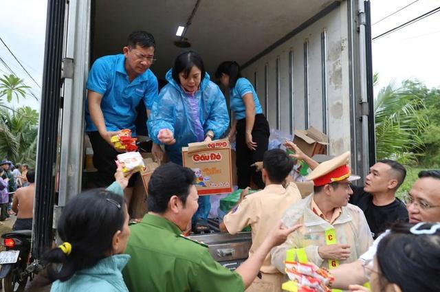 Xuyên đêm vào tâm lũ cứu đồng bào miền Trung- Ảnh 7. Xuyên đêm vào tâm lũ cứu đồng bào miền Trung- Ảnh 7.