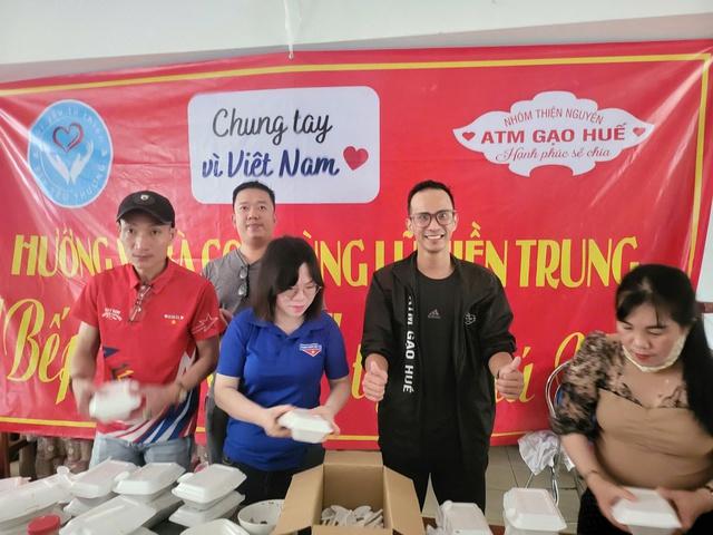 100.000 đồng của người phụ nữ buôn ve chai Huế: 'Gửi giúp bà con lụt trong nớ'- Ảnh 2. 100.000 đồng của người phụ nữ buôn ve chai Huế: 'Gửi giúp bà con lụt trong nớ'- Ảnh 2.