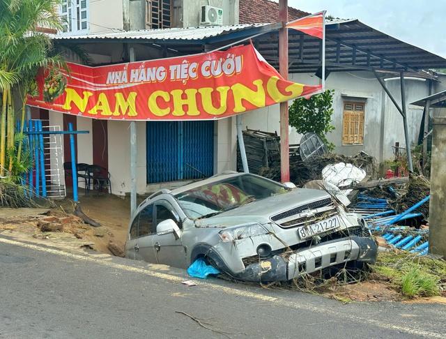 Rốn lũ Phú Yên cũ gượng dậy giữa đổ nát sau ngập lụt lịch sử- Ảnh 1. Rốn lũ Phú Yên cũ gượng dậy giữa đổ nát sau ngập lụt lịch sử- Ảnh 1.