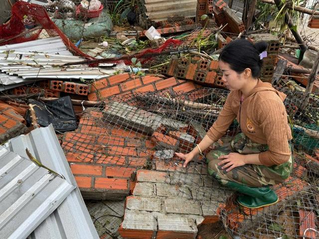 Báo Thanh Niên trao tận tay hàng cứu trợ đến người dân rốn lũ Hòa Xuân- Ảnh 2. Báo Thanh Niên trao tận tay hàng cứu trợ đến người dân rốn lũ Hòa Xuân- Ảnh 2.