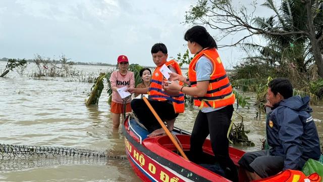 Báo Thanh Niên trao tận tay hàng cứu trợ đến người dân rốn lũ Hòa Xuân- Ảnh 1. Báo Thanh Niên trao tận tay hàng cứu trợ đến người dân rốn lũ Hòa Xuân- Ảnh 1.