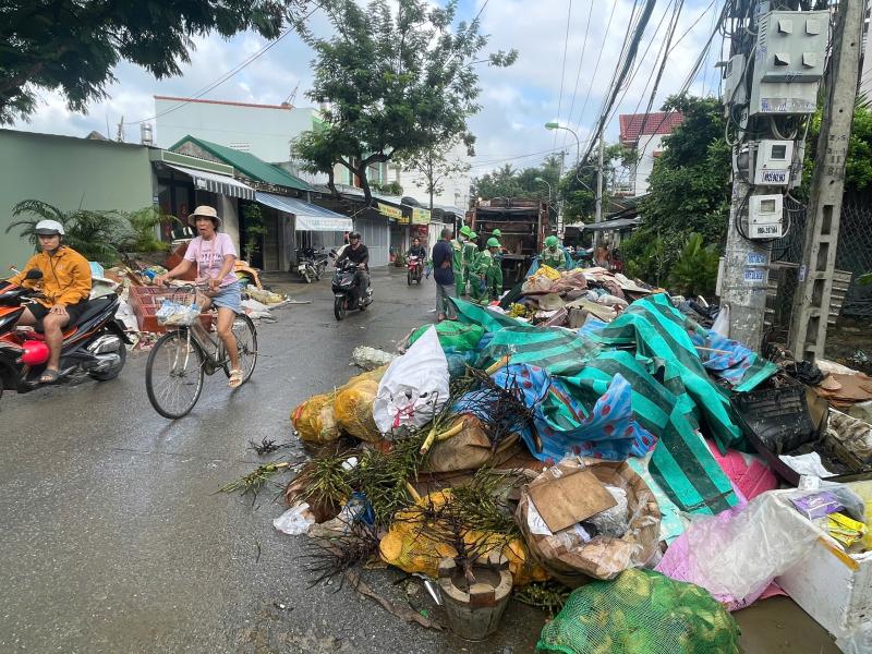 Khánh Hòa cấp tập thu dọn lượng rác khổng lồ ở phường Tây Nha Trang- Ảnh 4.