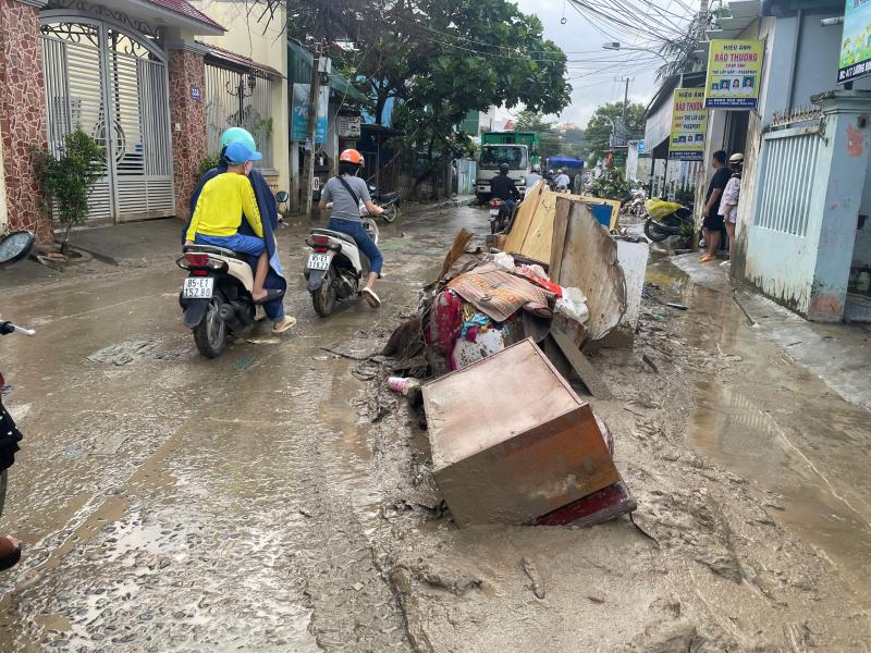 Khánh Hòa cấp tập thu dọn lượng rác khổng lồ ở phường Tây Nha Trang- Ảnh 3.
