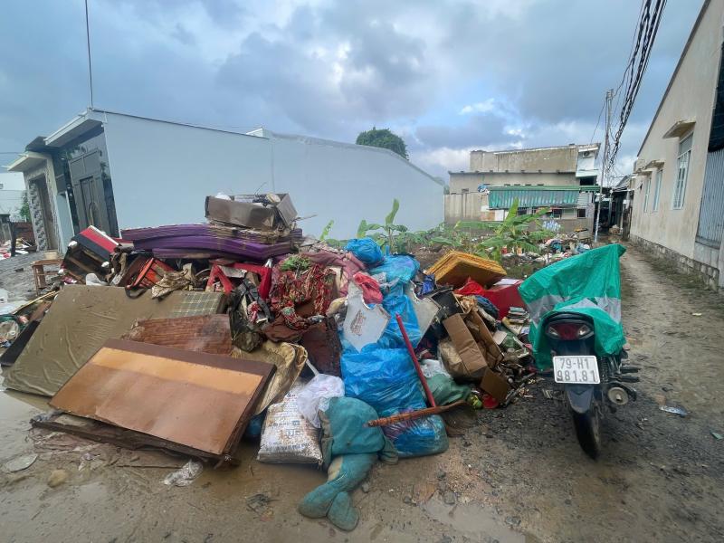 Khánh Hòa cấp tập thu dọn lượng rác khổng lồ ở phường Tây Nha Trang- Ảnh 5.
