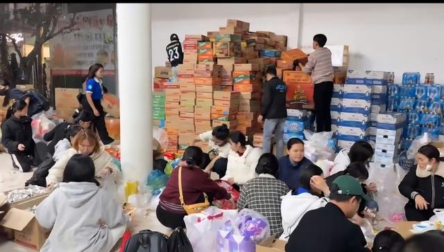 Nhiều bạn trẻ nước ngoài chung tay với người Đà Lạt ủng hộ đồng bào vùng lũ- Ảnh 6. Nhiều bạn trẻ nước ngoài chung tay với người Đà Lạt ủng hộ đồng bào vùng lũ- Ảnh 6.