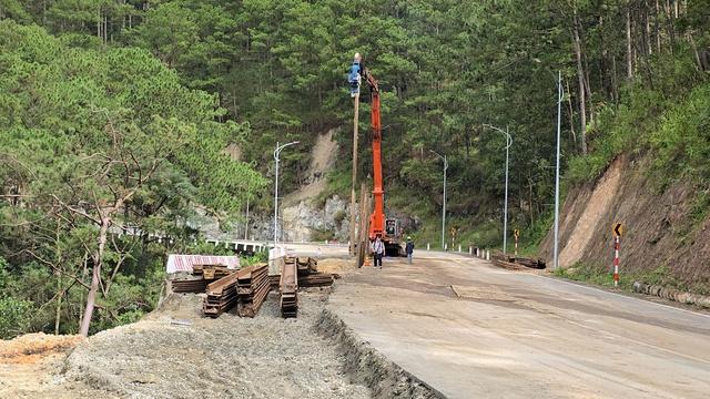 13 giờ ngày 25.11 thông đèo Prenn sau 8 ngày tạm dừng vì sạt lở- Ảnh 3. 13 giờ ngày 25.11 thông đèo Prenn sau 8 ngày tạm dừng vì sạt lở- Ảnh 3.