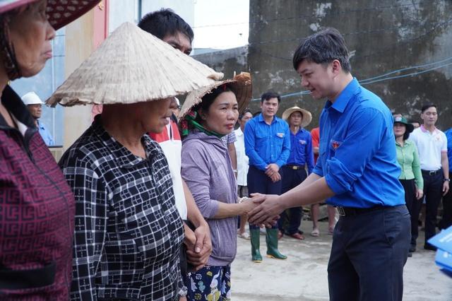 Anh Nguyễn Minh Triết thăm hỏi và hỗ trợ người dân vùng lũ Gia Lai - Ảnh 5. Anh Nguyễn Minh Triết thăm hỏi và hỗ trợ người dân vùng lũ Gia Lai - Ảnh 5.
