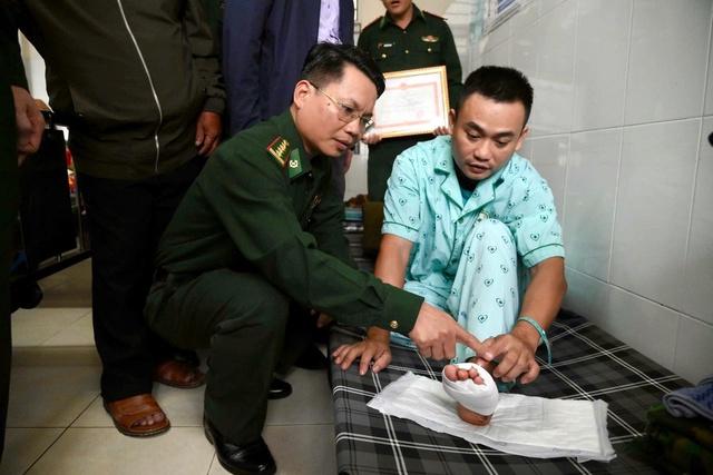 Tặng bằng khen cho thiếu tá biên phòng bị thương khi cứu dân trong mưa lũ- Ảnh 1. Tặng bằng khen cho thiếu tá biên phòng bị thương khi cứu dân trong mưa lũ- Ảnh 1.