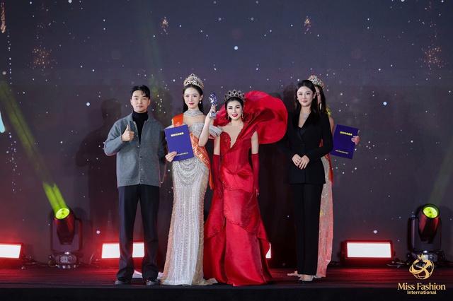 Người đẹp Việt ngồi ‘ghế nóng’ cuộc thi sắc đẹp tại Thượng Hải là ai?
- Ảnh 2. Người đẹp Việt ngồi ‘ghế nóng’ cuộc thi sắc đẹp tại Thượng Hải là ai?
- Ảnh 2.