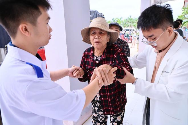 Giám đốc Sở Y tế Đồng Nai kể hành trình nghĩa tình đến vùng lũ Đắk Lắk- Ảnh 9. Giám đốc Sở Y tế Đồng Nai kể hành trình nghĩa tình đến vùng lũ Đắk Lắk- Ảnh 9.