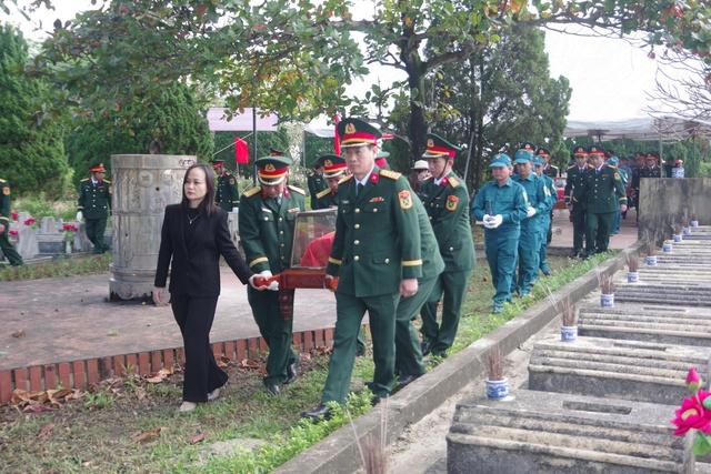 Quảng Trị: Truy điệu, an táng 3 hài cốt liệt sĩ tìm thấy ở bản Chút Mút- Ảnh 1. Quảng Trị: Truy điệu, an táng 3 hài cốt liệt sĩ tìm thấy ở bản Chút Mút- Ảnh 1.