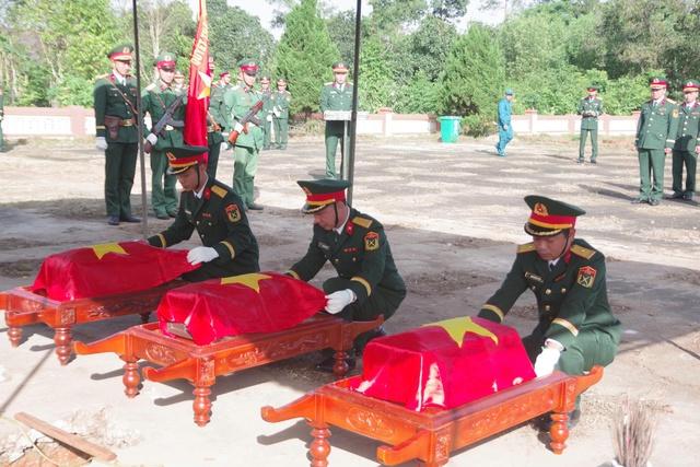 Quảng Trị: Truy điệu, an táng 3 hài cốt liệt sĩ tìm thấy ở bản Chút Mút- Ảnh 2. Quảng Trị: Truy điệu, an táng 3 hài cốt liệt sĩ tìm thấy ở bản Chút Mút- Ảnh 2.