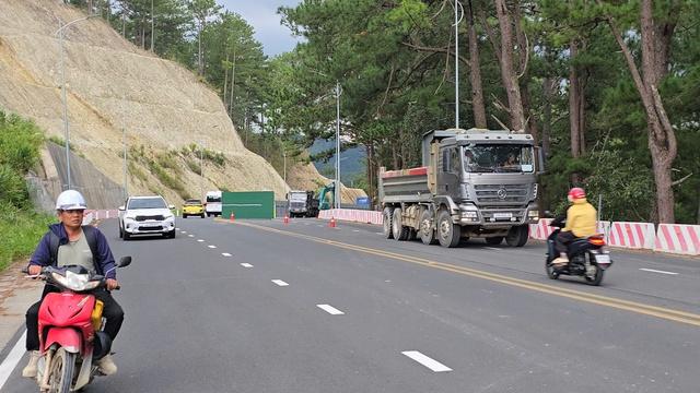 Cần từ 15 - 17 tỉ đồng sửa chữa đèo Prenn sạt lở- Ảnh 4. Cần từ 15 - 17 tỉ đồng sửa chữa đèo Prenn sạt lở- Ảnh 4.