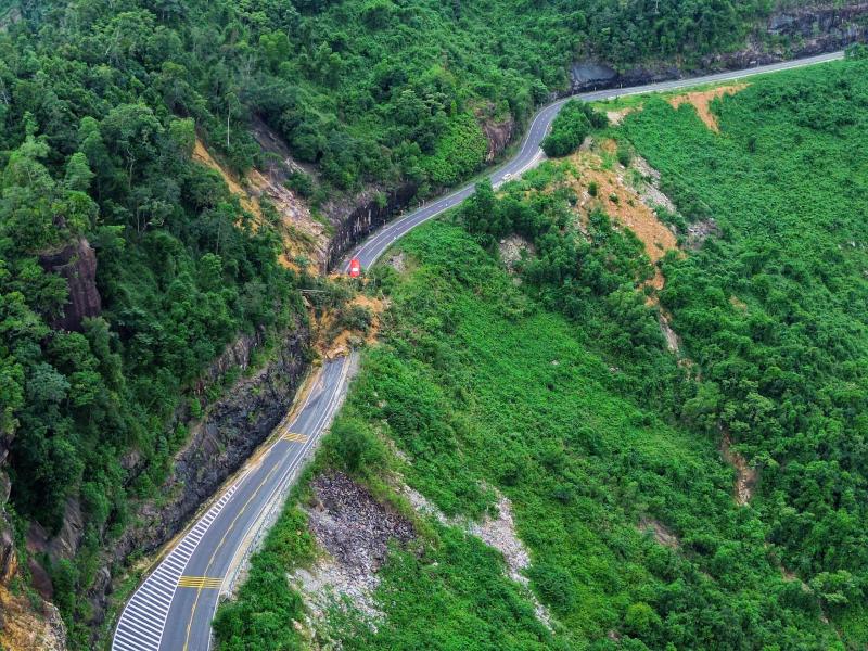 Cận cảnh đèo Khánh Lê ngổn ngang đất đá sau mưa lũ - Ảnh 4.