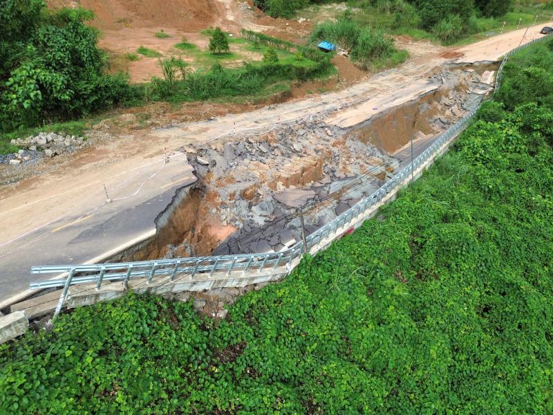 Cận cảnh đèo Khánh Lê ngổn ngang đất đá sau mưa lũ - Ảnh 9.