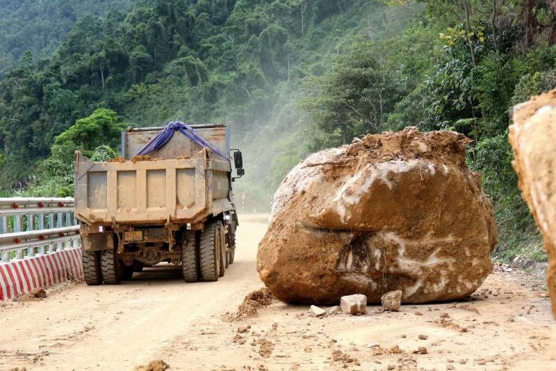 Cận cảnh đèo Khánh Lê ngổn ngang đất đá sau mưa lũ - Ảnh 11.