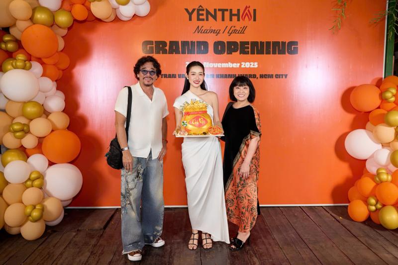Dàn sao đến chúc mừng Diệp Bảo Ngọc lên chức- Ảnh 7. Dàn sao đến chúc mừng Diệp Bảo Ngọc lên chức- Ảnh 7.