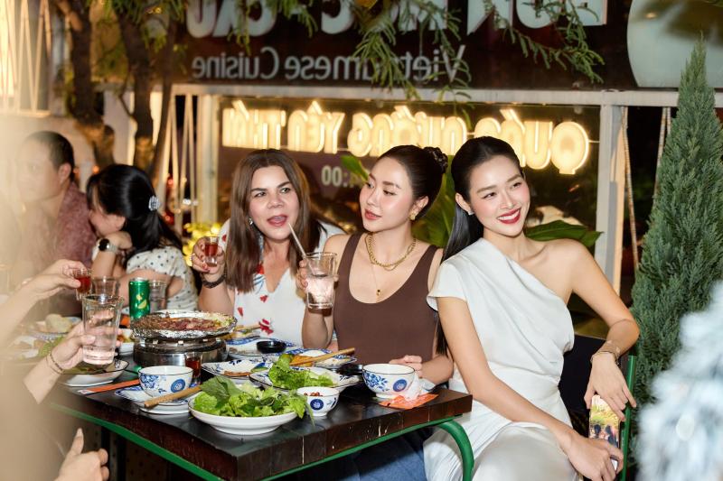 Dàn sao đến chúc mừng Diệp Bảo Ngọc lên chức- Ảnh 1. Dàn sao đến chúc mừng Diệp Bảo Ngọc lên chức- Ảnh 1.