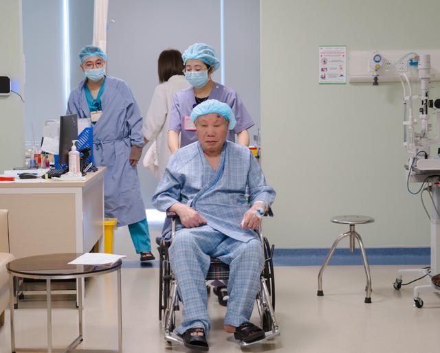 Sáng chế ghép giác mạc của bác sĩ Việt giúp cụ ông 80 tuổi tránh mù lòa - Ảnh 1.