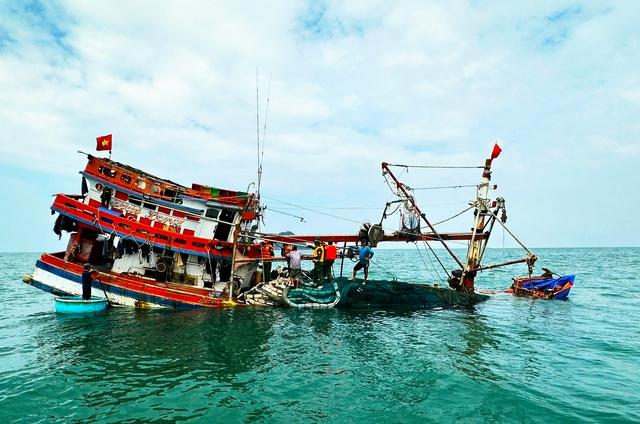 Cà Mau: Cứu 13 ngư dân tàu cá va đá ngầm bị chìm ở đảo Hòn Chuối - Ảnh 1.