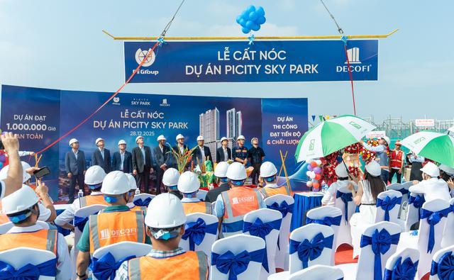 Picity Sky Park chính thức cất nóc tại tâm điểm trục đại lộ Phạm Văn Đồng - Ảnh 1.