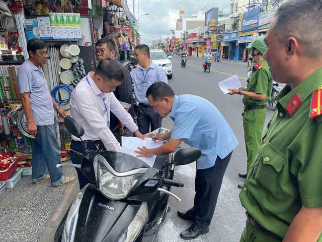 Công an tham gia xử lý lấn chiếm vỉa hè , lòng đường tại TP . HCM - Ảnh 1.
