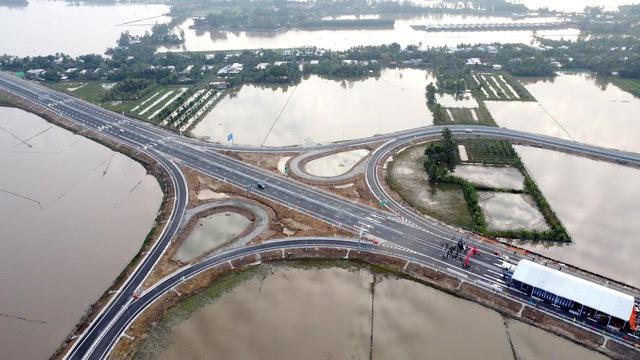 Xuân về sớm trên 3.000 km cao tốc Bắc - Nam- Ảnh 1. Xuân về sớm trên 3.000 km cao tốc Bắc - Nam- Ảnh 1.