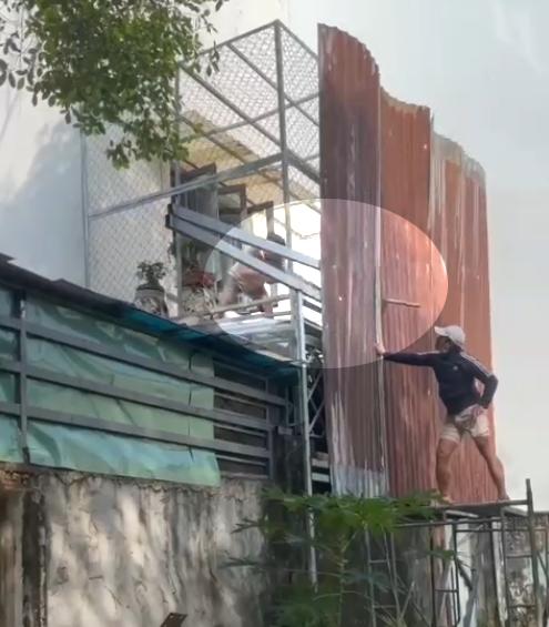 Người đàn ông ở TP.HCM khổ sở vì hàng xóm liên tục gây rối- Ảnh 1. Người đàn ông ở TP.HCM khổ sở vì hàng xóm liên tục gây rối- Ảnh 1.