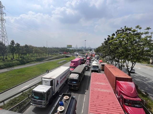 TP.HCM: Xe container ôm cua lật ngang tại cầu vượt Trạm 2, giao thông ùn ứ - Ảnh 2.
