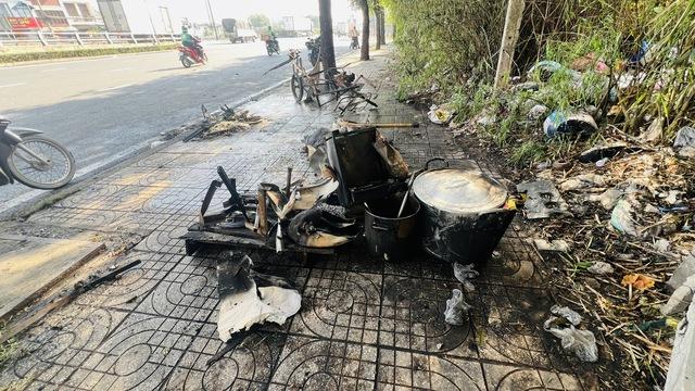 TP.HCM: Đẩy xe thức ăn đi bán, bình gas mini phát nổ ở cầu vượt Linh Xuân- Ảnh 2. TP.HCM: Đẩy xe thức ăn đi bán, bình gas mini phát nổ ở cầu vượt Linh Xuân- Ảnh 2.
