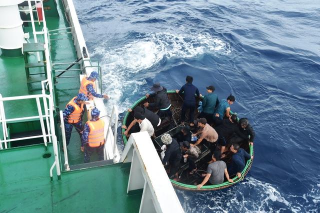 Cháy tàu giữa Trường Sa: Cảnh sát biển tiếp nhận, ứng cứu 52 ngư dân Đà Nẵng- Ảnh 1. Cháy tàu giữa Trường Sa: Cảnh sát biển tiếp nhận, ứng cứu 52 ngư dân Đà Nẵng- Ảnh 1.