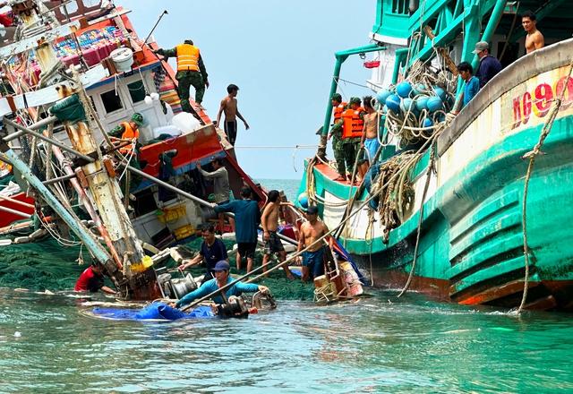 Cà Mau: Cứu 13 ngư dân tàu cá va đá ngầm bị chìm ở đảo Hòn Chuối - Ảnh 2.