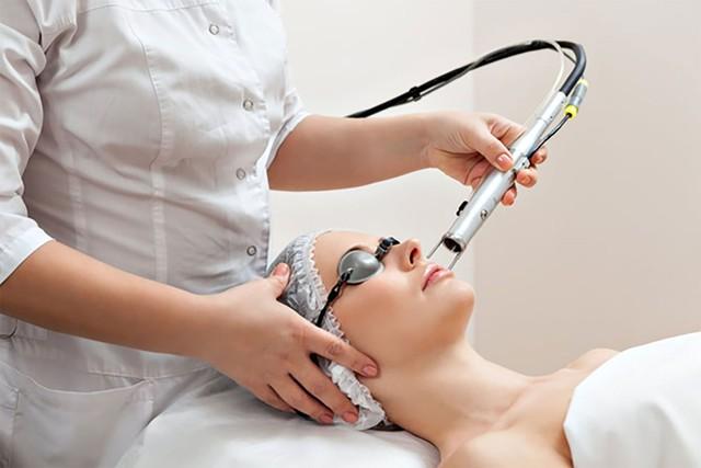 Cẩm nang chăm sóc da sẹo rỗ phục hồi phẳng mịn sau laser bóc tách- Ảnh 2.